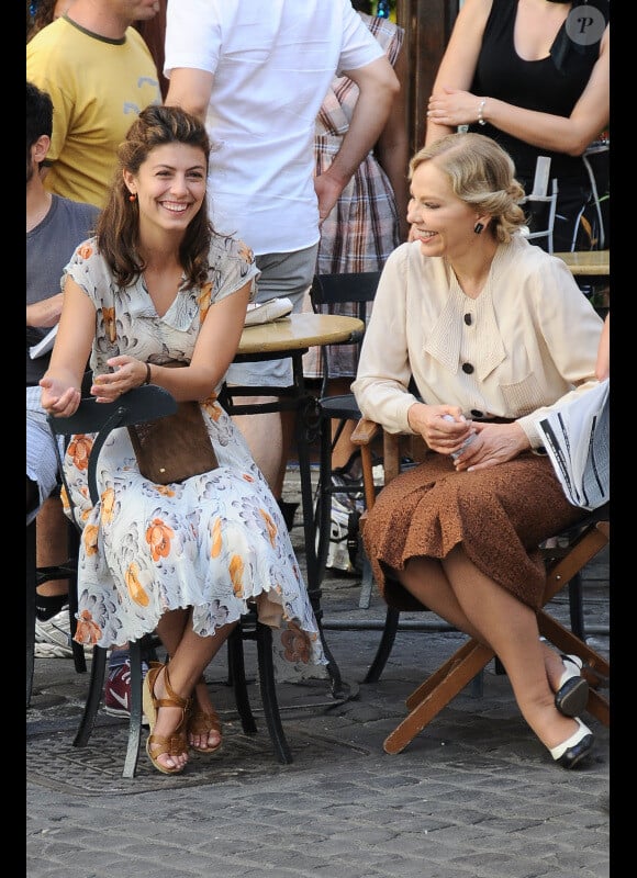 Ornella Muti et Alessandra Mastronardi, sur le tournage du dernier long métrage de Woody Allen, The Bop Decameron, à Rome (Italie), vendredi 15 juillet 2011.