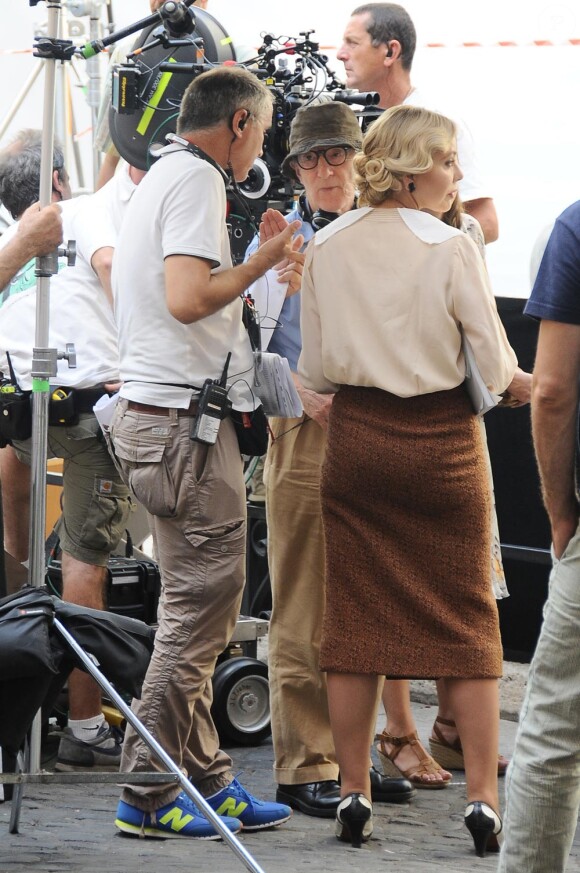 Ornella Muti sur le tournage du nouveau Woody Allen à Rome, elle écoute les indications du metteur en scène