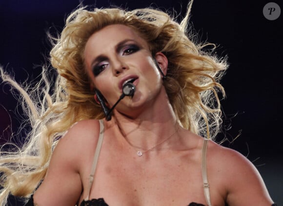 Britney Spears se produit sur la scène de l'United Center de Chicago, vendredi 8 juillet 2011.