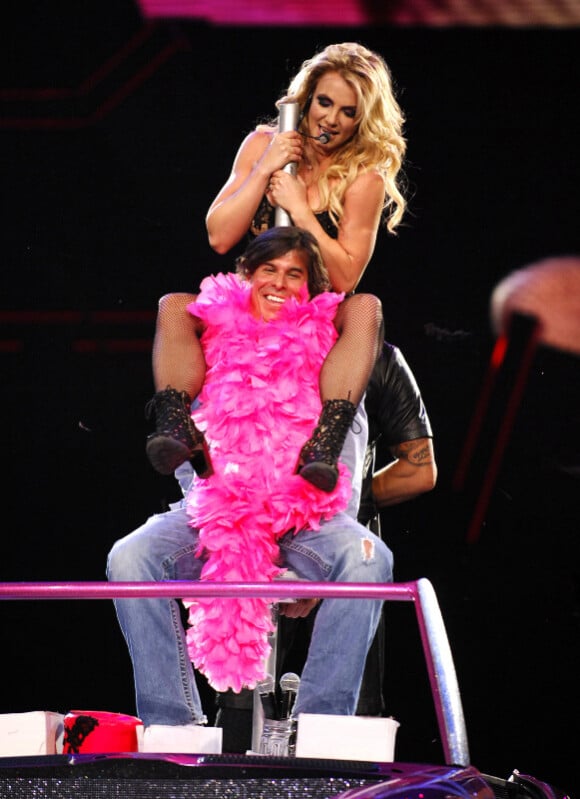 Britney Spears offre un show très sexy à un de ses fans, sur la scène de l'United Center de Chicago, vendredi 8 juillet 2011.