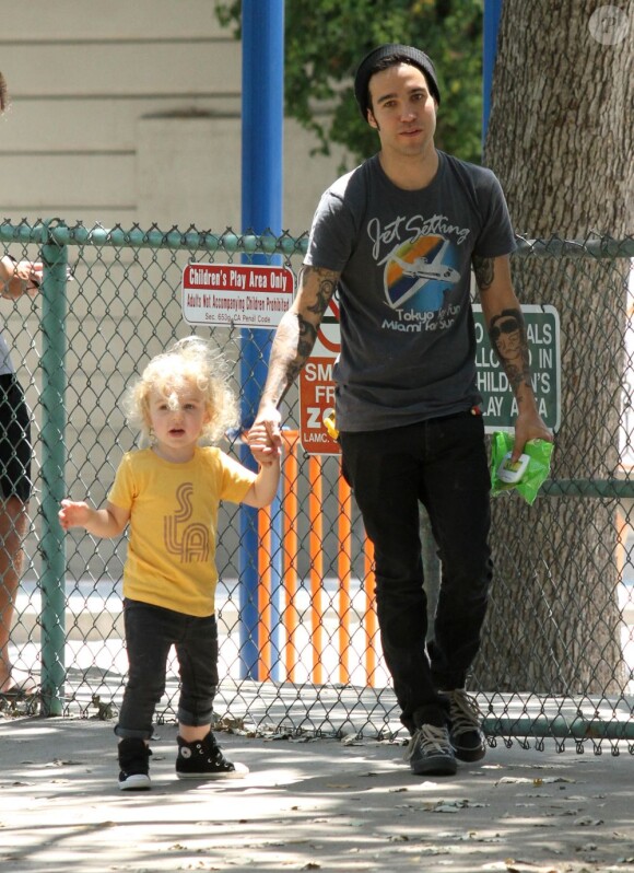 Pete Wentz et son fils Bronx Mowgli à Sherman Oaks le 16 juillet 2011