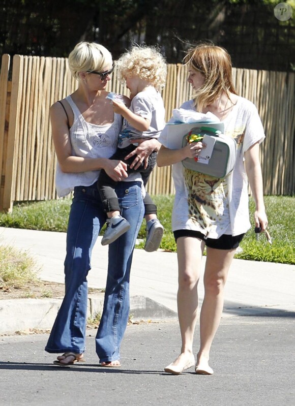 Photos exclusives : Ashlee Simpson accompagne et récupère son fils à l'école le 12 juillet 2011.