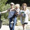Photos exclusives : Ashlee Simpson accompagne et récupère son fils à l'école le 12 juillet 2011.