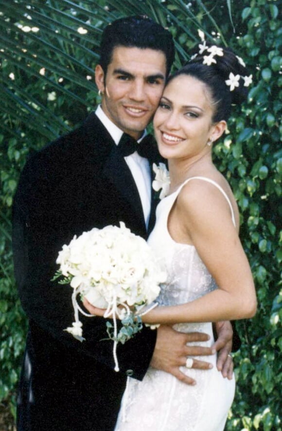 Jennifer Lopez et son premier mari Ojani Noa lors de leur mariage en 1997