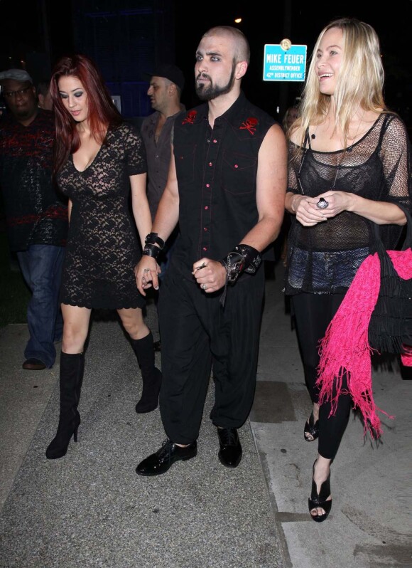 Weston Cage entre sa femme Nikki Williams et sa mère Christina Fulton à Los Angeles, le 13 juillet 2011.