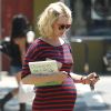 January Jones de plus en plus enceinte est allée manger avec une amie le 22 juillet 2011 à Los Feliz, en Californie