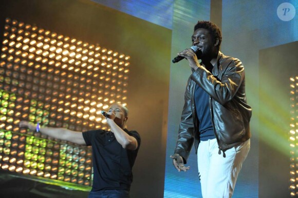 Tlf et Corneille lors du concert M6 Mobile Music Live à Issy-Les-Moulineaux le 18 juin 2011.