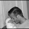 La petite Harper Seven dans les bras de son papa David Beckham, à Los Angeles, juillet 2011.