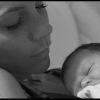 La petite Harper Seven dans les bras de sa maman Victoria Beckham, à Los Angeles, juillet 2011.