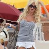 Victoria Silvstedt profite du soleil de Saint-Tropez et de la magnifique plage de Pampelonne, lundi 25 juillet 2011.