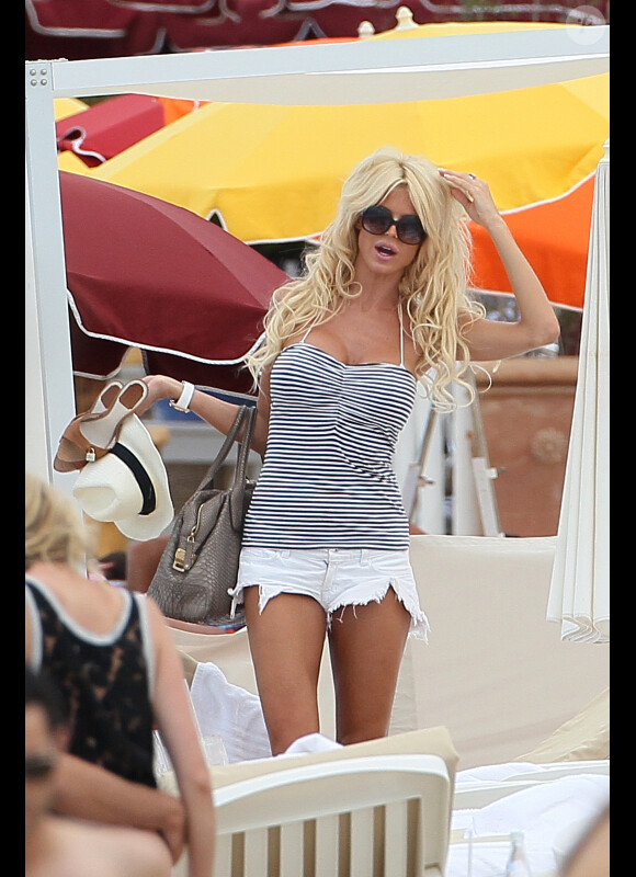Victoria Silvstedt profite du soleil de Saint-Tropez et de la magnifique plage de Pampelonne, lundi 25 juillet 2011.