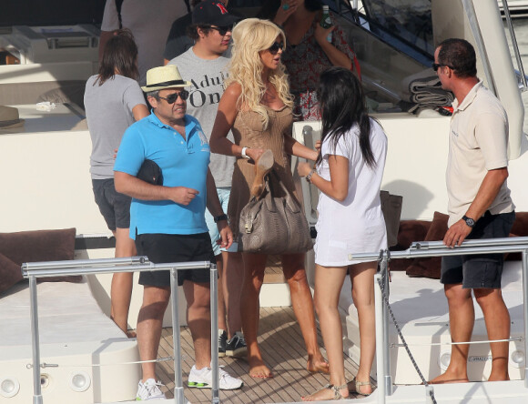 Victoria Silvstedt s'apprête à faire un tour de bateau avec son amoureux Maurice, à Saint-Tropez, lundi 25 juillet 2011.