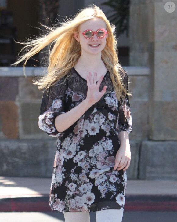 Elle Fanning souriante et fraîche dans les rues de Los Angeles le 25 juillet 2011