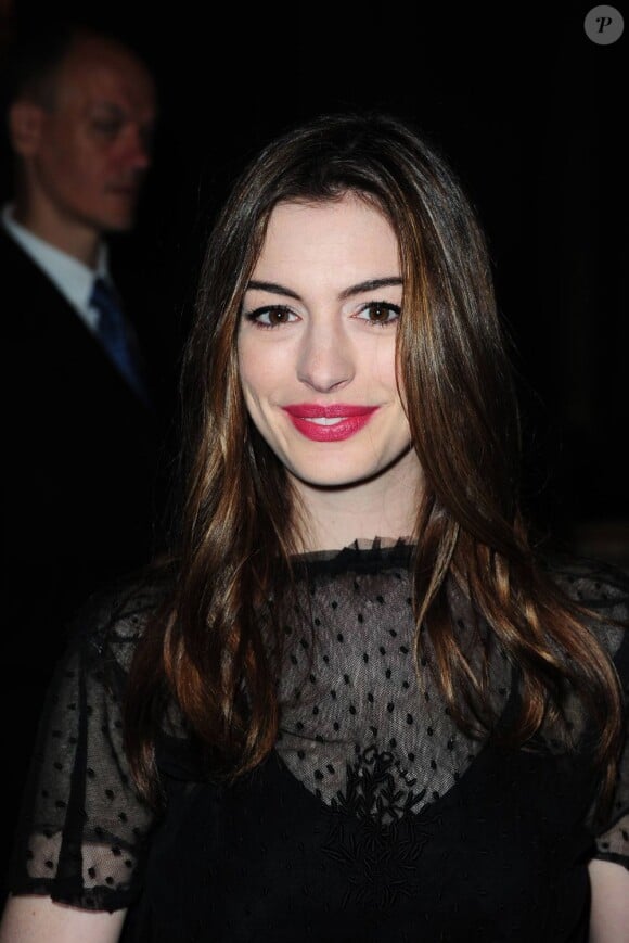 Anne Hathaway met sa bouche en valeur avec un rouge à lèvres fuchsia... Pile dans la tendance !