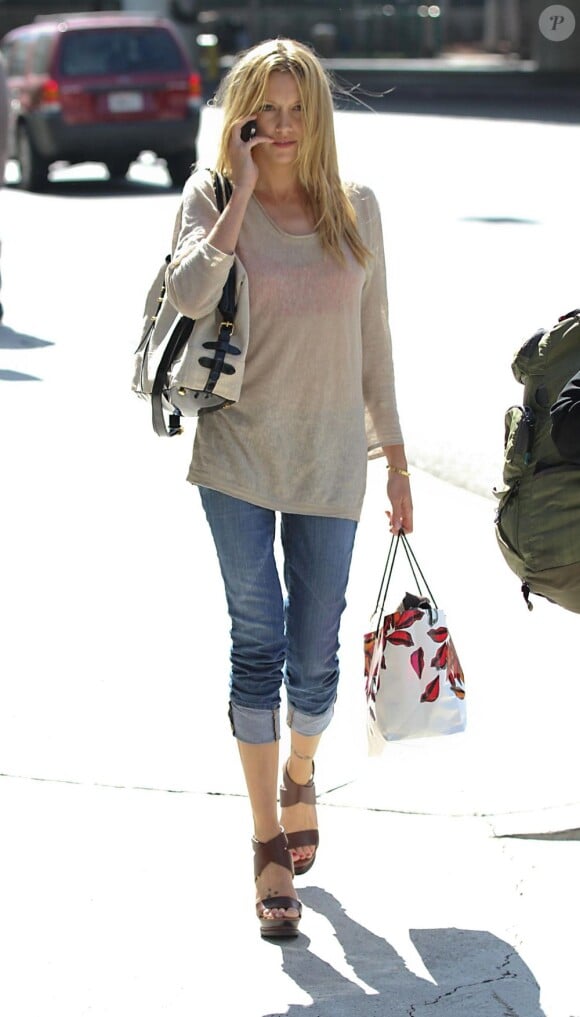 L'actrice Katie Cassidy arbore un look efficace alors qu'elle se rend à l'aéroport de Los Angeles. Le 28 juillet 2011.