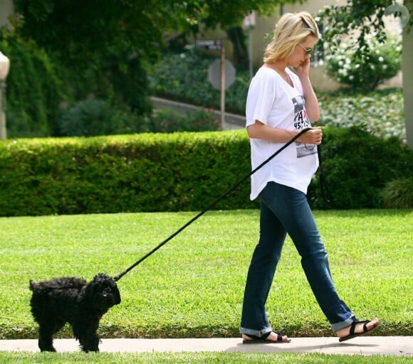 Vêtue d'un jean, January Jones promène son chien dans les rues de Los Angeles, le 29 juillet 2011.