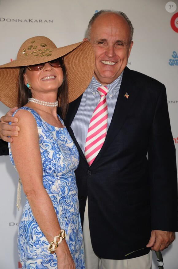 Judith et Rudolph Giuliani a participé à la 14e opération Super Saturday, qui s'est déroulée le samedi 30 juillet 2011. Les fonds récoltés sont reversés à la recherche médicale contre le cancer des ovaires.