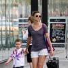 Bridget Moyhanan et son fils John, qu'elle a eu avec Tom Brady, se promène dans les rues de New York, le 31 juillet 2011.