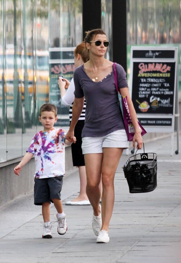 Bridget Moyhanan et son fils John, qu'elle a eu avec Tom Brady, se promène dans les rues de New York, le 31 juillet 2011.