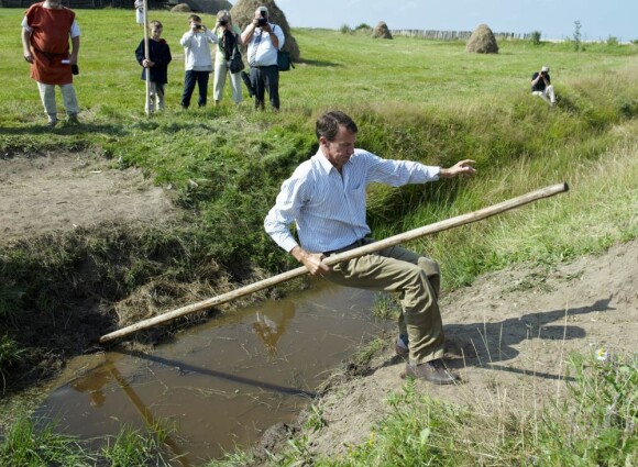 Le prince Joachim amenait ses fils les princes Nikolai, 12 ans, et Felix, 9 ans, à la découverte des us de l'âge de fer, au Hjemsted Oldtidspark, dans le Jylland, le 2 août 2011.