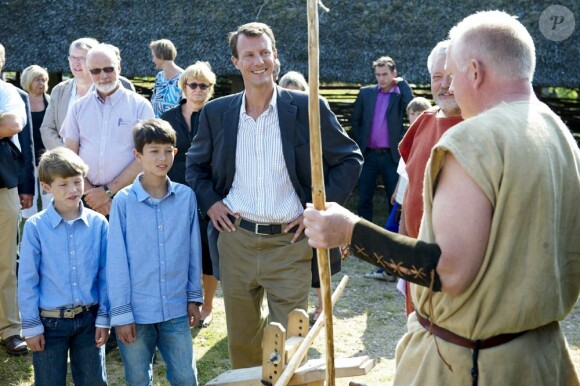 Le prince Joachim amenait ses fils les princes Nikolai, 12 ans, et Felix, 9 ans, à la découverte des us de l'âge de fer, au Hjemsted Oldtidspark, dans le Jylland, le 2 août 2011.