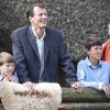 Le prince Joachim amenait ses fils les princes Nikolai, 12 ans, et Felix, 9 ans, à la découverte des us de l'âge de fer, au Hjemsted Oldtidspark, dans le Jylland, le 2 août 2011.