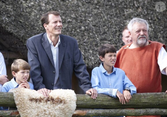 Le prince Joachim amenait ses fils les princes Nikolai, 12 ans, et Felix, 9 ans, à la découverte des us de l'âge de fer, au Hjemsted Oldtidspark, dans le Jylland, le 2 août 2011.