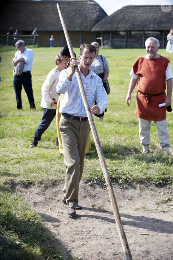 Le prince Joachim amenait ses fils les princes Nikolai, 12 ans, et Felix, 9 ans, à la découverte des us de l'âge de fer, au Hjemsted Oldtidspark, dans le Jylland, le 2 août 2011.