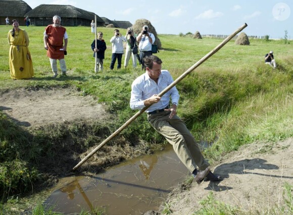 Le prince Joachim amenait ses fils les princes Nikolai, 12 ans, et Felix, 9 ans, à la découverte des us de l'âge de fer, au Hjemsted Oldtidspark, dans le Jylland, le 2 août 2011.