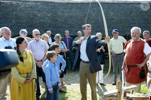 Le prince Joachim amenait ses fils les princes Nikolai, 12 ans, et Felix, 9 ans, à la découverte des us de l'âge de fer, au Hjemsted Oldtidspark, dans le Jylland, le 2 août 2011.