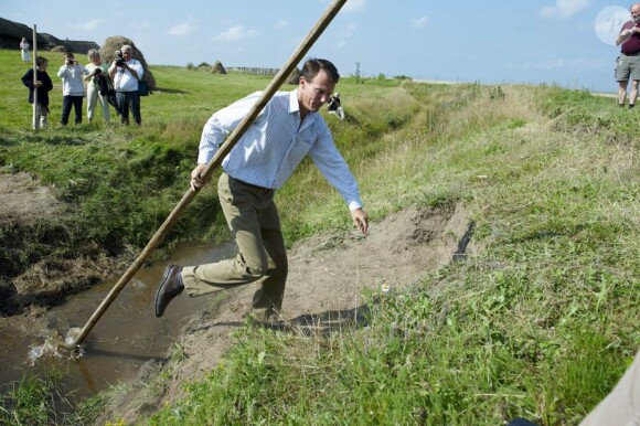 Le prince Joachim amenait ses fils les princes Nikolai, 12 ans, et Felix, 9 ans, à la découverte des us de l'âge de fer, au Hjemsted Oldtidspark, dans le Jylland, le 2 août 2011.