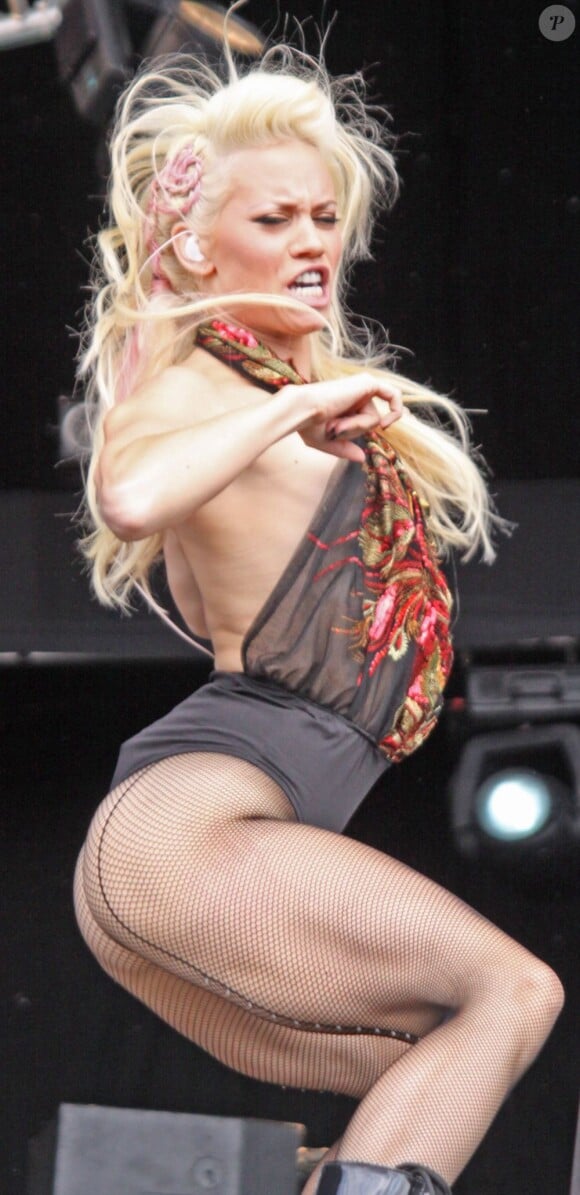 Kimberly Wyatt, ancienne Pussycat Dolls, en pleine performance avec son nouveau groupe lors du Party In The Park festival in Leeds, au Royaume-Uni, le 31 juillet. 