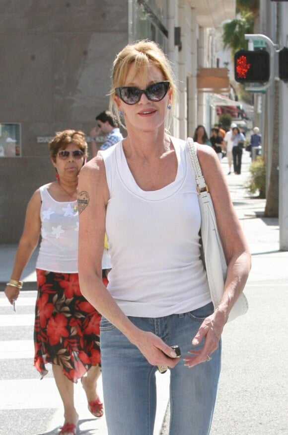 Melanie Griffith s'offre une séance de shopping à Beverly Hills le 2 août 2011