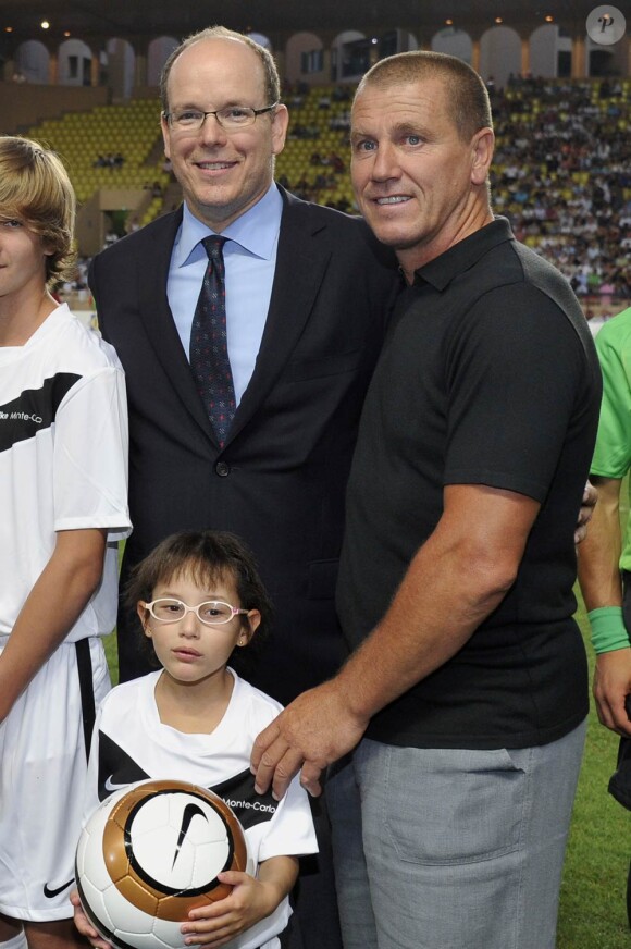 Le prince Albert pose au côté d'un Pascal Olmeta ravi, le 2 août 2011 à Monaco, avant de donner le coup d'envoi du match de gala entre l'OM et Manchester United au profit de l'association Un sourire, un espoir pour la vie de Pascal Olmeta (dont la marraine est la princesse Stéphanie).