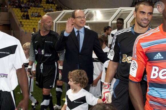 Le prince Albert accueillait et donnait le coup d'envoi, le 2 août 2011 au stade Louis II de Monaco, d'un match de gala entre l'OM et Manchester United au  profit de l'association Un sourire, un espoir pour la vie de Pascal  Olmeta (dont la marraine est la princesse Stéphanie).