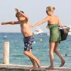 Kate Moss n'a pas fait de cadeau à un enfant sur la plage à Saint-Tropez, en le poussant dans l'eau.