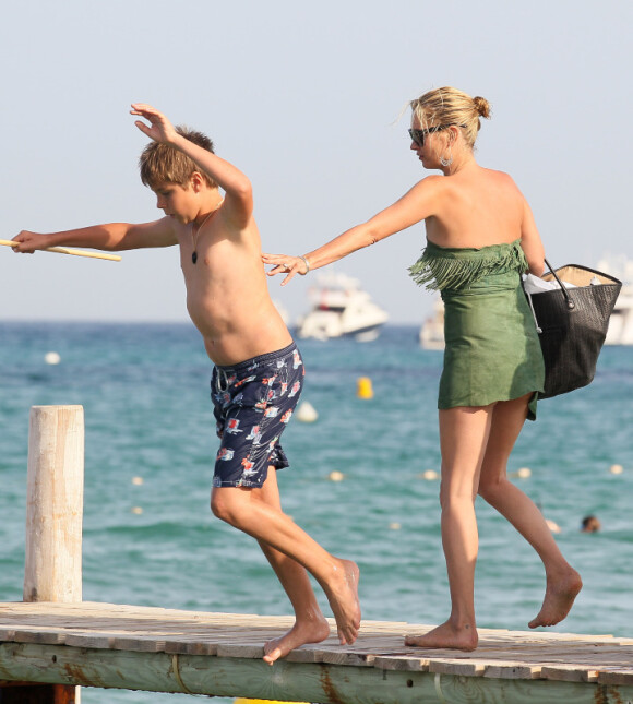 Kate Moss n'a pas fait de cadeau à un enfant sur la plage à Saint-Tropez, en le poussant dans l'eau.