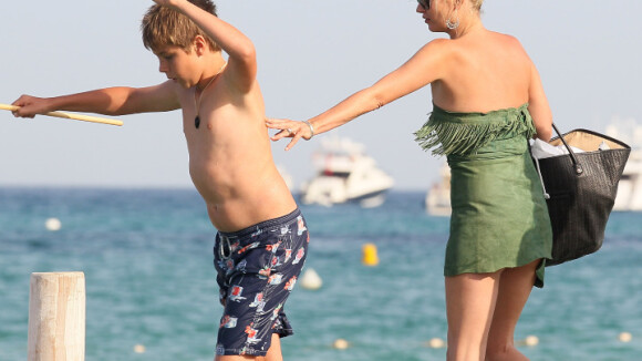 Kate Moss s'en prend à un enfant sur la plage, et ça l'amuse !