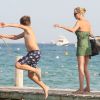 Kate Moss n'a pas fait de cadeau à un enfant sur la plage à Saint-Tropez, en le poussant dans l'eau.