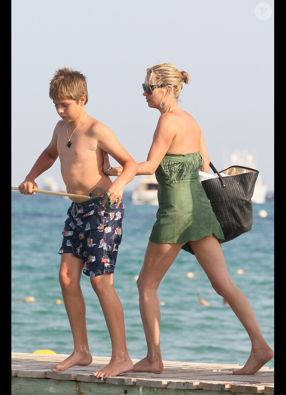 Kate Moss n'a pas fait de cadeau à un enfant sur la plage à Saint-Tropez, en le poussant dans l'eau.