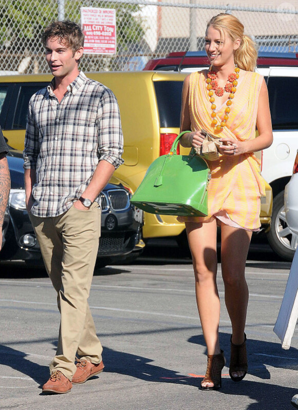 Blake Lively et Chace Crawford sur le tournage de Gossip Girl à Venice Beach, Los Angeles, le 4 août 2011. Lors de la scène, le couple sombre dans l'illégalité en allant acheter du cannabis !