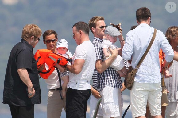 Elton John, Neil Patrick Harris, leurs compagnons et leurs bébés débarquent au club 55 à Saint-Tropez, le 4 août 2011.