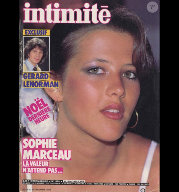 Le charmant visage de Sophie Marceau séduisait tous les Français et posait sur toutes les couvertures de magazines, comme ici pour Intimité en décembre 1983.