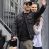 Première rencontre avec les fans et les paparazzi pour Raffaela...
Eros Ramazzotti et sa compagne Marica Pellegrinelli le 5 août 2011 à la sortie de l'hôpital de Clusone, en Lombardie, avec leur bébé né quelques heures auparavant, Raffaela.