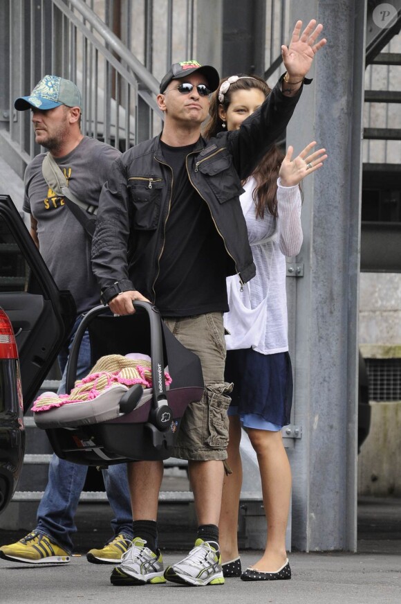 Eros Ramazzotti et sa compagne Marica Pellegrinelli le 5 août 2011 à la sortie de l'hôpital de Clusone, en Lombardie, avec leur bébé né quelques heures auparavant, Raffaela.