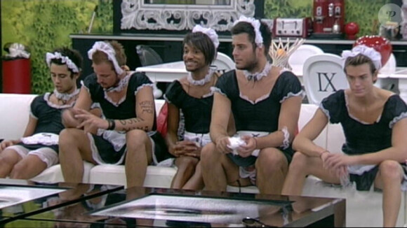 Les cinq nominés, radieux dans leurs costumes de soubrette, dans Secret Story 5, jeudi 4 août 2011.