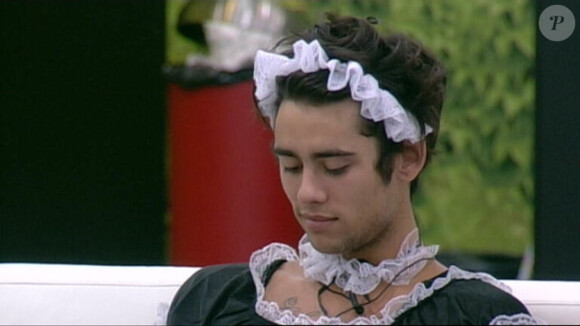 Simon, sublime en soubrette, dans Secret Story 5, jeudi 4 août 2011.