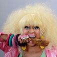 Nicki Minaj en concert à Central Park pour  Good morning America  sur ABC, le 5 août 2011. La chanteuse s'attaque à une cuisse de poulet... Que fait la PeTA ?