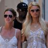 Paris Hilton se promène avec sa soeur Nicky à St-Tropez, vendredi 5 août 2011.