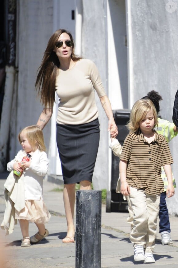 Angelina Jolie et Brad Pitt, leurs enfants Knox, Vivienne, Pax, Maddox, Zahara et Shiloh. En mars 2011